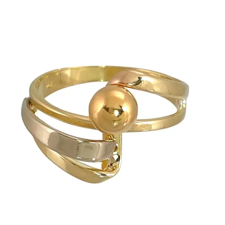 Ring i 14K guld tvåfärgad modell med klot Ø 6 mm, stl:18¾ mm, bredd 2,3 - 15 mm Vikt: 4,2 g
