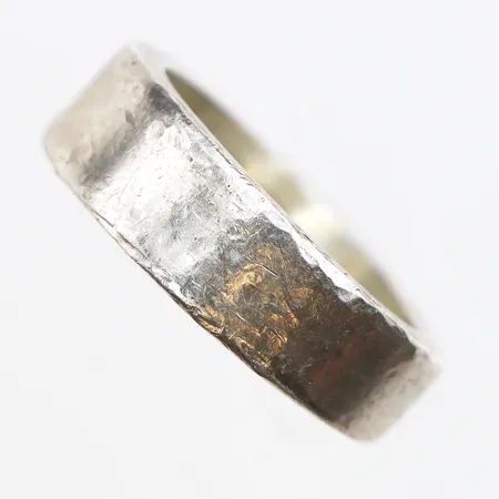Ring Evfa Attling, stl:16, bredd 5,7mm, hamrad yta, 925/1000 silver.  Vikt: 7 g