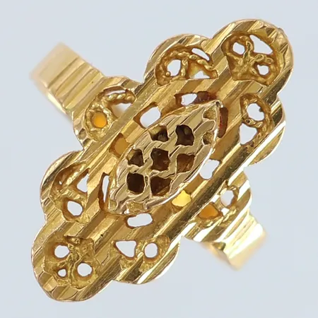 Ring med dekor stl:15½ bredd 3-21mm 21K.  Vikt: 3,1 g