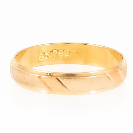 Ring mönstrad stl:19 bredd 4mm, 18K 2,7g. 