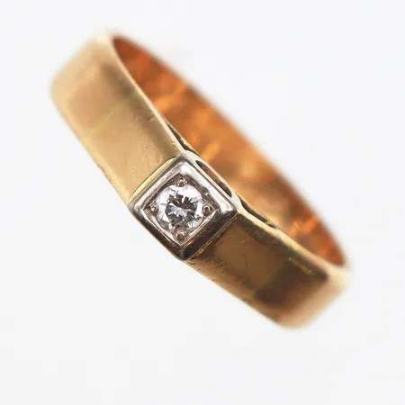 Ring med diamant, 1 x ca 0,06ct, stl:16, vitguldsdetalj, gravyr, 18K. Vikt: 3,7 g