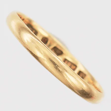 Ring slät, stl19¼, bredd 3mm, C G Hallbergs Guldsmeds AB, Stockholm 1939, åldersbetingat slitage 18K Vikt: 2,4 g