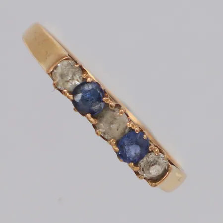 Ring med vita och blå stenar stl:17½, bredd 3mm, 18K Vikt: 1,5 g
