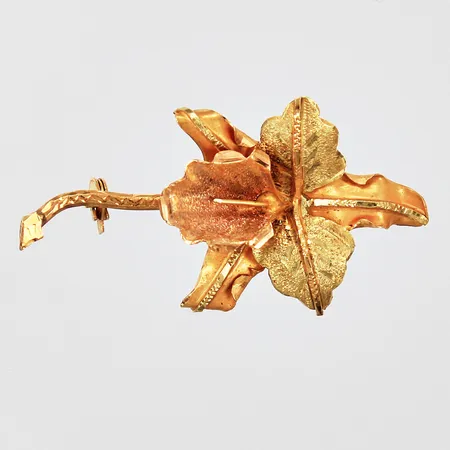 Brosch orkidé längd: ca 4,5cm bredd: ca 1-23mm buckligt nål 18K Vikt: 5,1 g