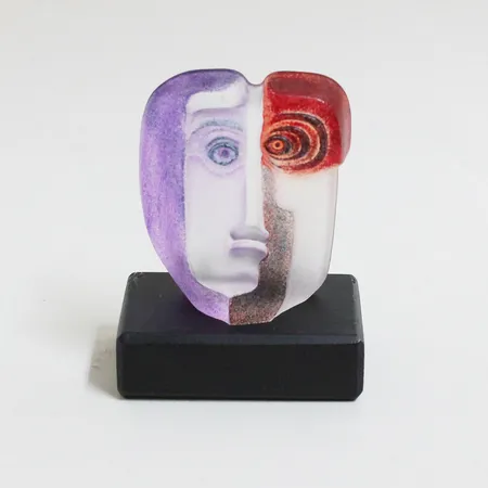 Skulptur Mats Jonsson Målerås, rosa och lila glas, höjd ca 6cm, träsockel, etikettmärkt, signerad 