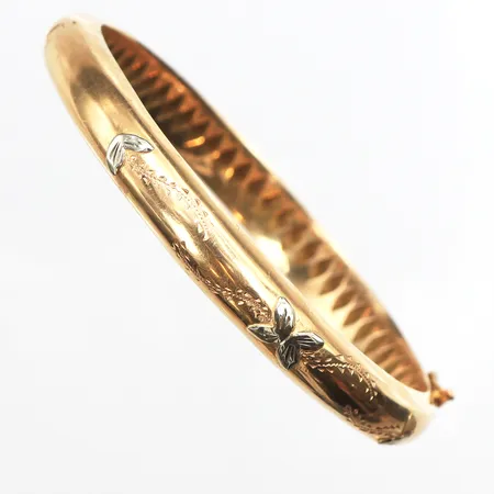 Stelt armband med mönster, längd ca 18cm, bredd 8,1mm, vitguldsdetaljer, bruksslitage, repor, någon buckla, 18K.  Vikt: 19,5 g