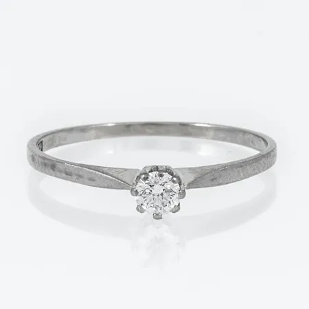Ring med en briljantslipad diamant 0,20ct stl:19¼ bredd 1,2-4,2mm, 18K 1,6g. 