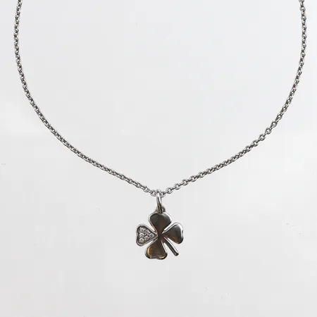 Kedja med hänge fyrklöver, vita stenar, längd 46cm, bredd 0,8mm, hänge 14,6 x 9,9mm, 925/1000 silver. Vikt: 3,4 g