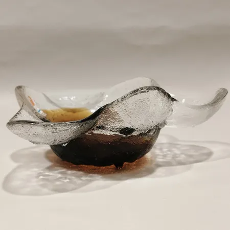 Skål Humppila Pertti Santalahti Finland höjd ca 5cm, bredd 16cm bruntonat glas repor etikettmärkt. Vikt: 0 g