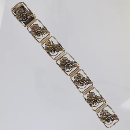 Armband med floral dekor, längd 20cm, bredd 20mm, G Kaplan, år 1948, lätta bucklor, 830/1000 silver Vikt: 29,2 g