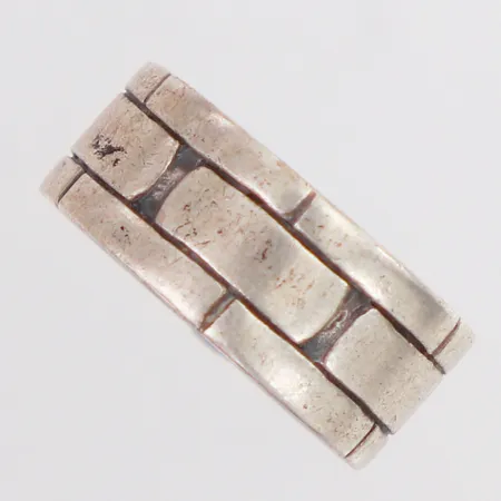 Ring mönstrad stl:22, bredd 10,4mm, 925/1000 silver Vikt: 9,4 g