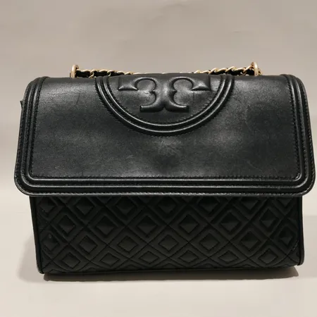 Handväska Tory Burch Fleming convertible shoulder bag mått ca: 20x26x6cm svart läder, detaljer i gulmetall, bruksslitage på läder samt beslag, fläckar på insida, dustbag, inga tillbehör Skickas med paket.