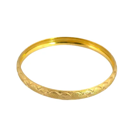 Armring i 21K guld, rund form, ej öppningsbar modell, inre omkrets 19,0 cm, bredd 7 mm, fint skick Vikt: 14,3 g