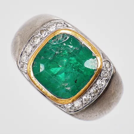 Ring med sprucken/sönder sten med dia ca 14x0,01ct Heribert Engelbert AB år 1975 stl: ca 15½ bredd: ca 4-11mm vit/gult guld 18K Vikt: 10,6 g