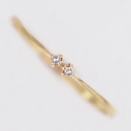 Ring diamanter 2 x ca0,01ct stl:18½, bredd 1,7-2,2mm, skev, 18K Vikt: 1,2 g