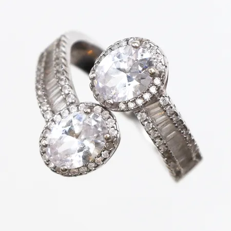 Ring med vita stenar, stl:19, bredd 3,4-19,8mm, 925/1000 silver. Vikt: 5,7 g