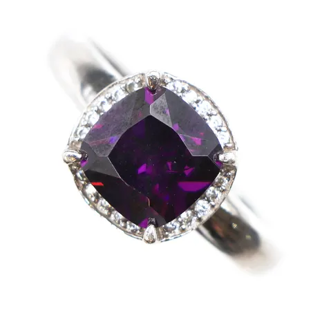 Ring med vita och blå sten, stl:18, bredd 2,3-10,2mm, 925/1000 silver. Vikt: 3,1 g