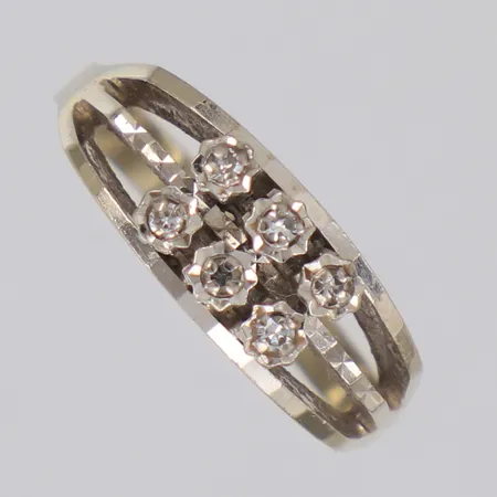 Ring med diamanter 6xca0,01ct åttkantslipade, stl 15¾, bredd 2-6,2mm, vitguld, 18K  Vikt: 3 g