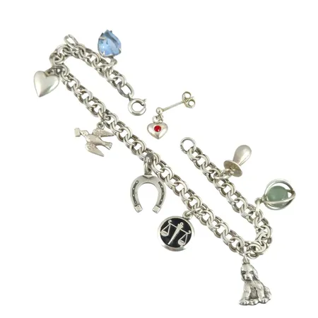 Armband Bismarck med berlocker silver, 8 berlocker (en tom ögla) + Örhänge enkelt, armband längd 18 cm, bredd 5,5 mm, berlocker med varierande storlek Vikt: 12,8 g