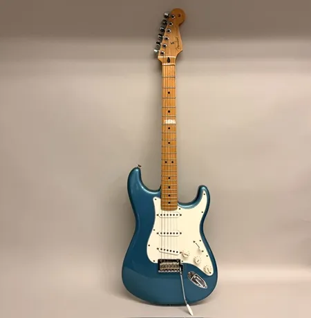 Elgitarr Fender Standard Stratocaster MX, 75-års jubileumsmodell, serienr 21178295, svajarm, made in Mexico, isblå metallic, mjukt fodral Skickas med Bussgods eller PostNord
