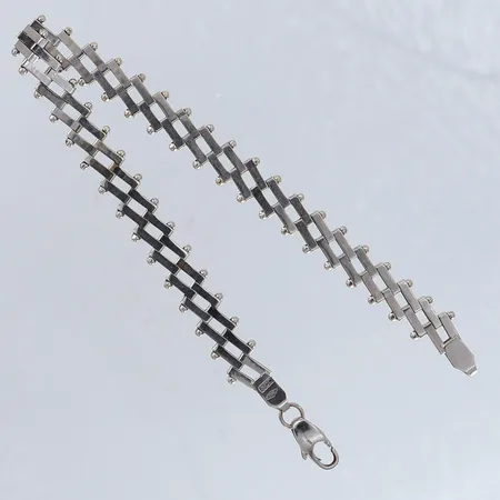 Armband längd 19cm bredd 8,5mm bruksslitage vitguld 18K.  Vikt: 9,3 g