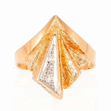 Ring med vildmarksmönster 3 diamanter totalt ca 0,04ct fattade i vitguld stl:18¼ bredd 3-20mm, 18K 4,2g. 