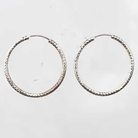 Örhängen runda med mönster, Ø29,5mm, bredd 2mm, 925/1000 silver.  Vikt: 2,5 g