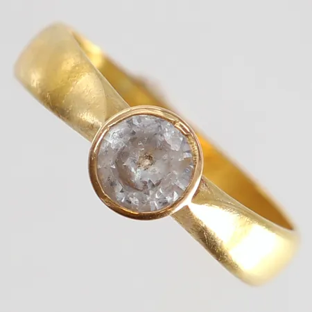 Ring med vit sten stl:17 bredd 4-6mm bucklig gravyr 23K.  Vikt: 3,8 g