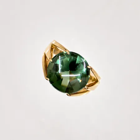 Ring med grön sten stl 15¾, bredd 2,5-12mm, Svenska stämplar 18K Vikt: 5,1 g