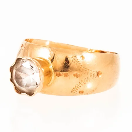Ring med vit sten stl:15¾ bredd 3,5-8mm, 18K 1,8g.