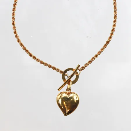 Collier, längd 43cm, bredd 2,5mm, hänge 20 x 14mm, hjärta något repig, 18K. Vikt: 5,3 g