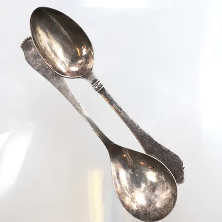 2 Silverskedar, längd 20cm, hamrad yta, 830/1000 silver. Vikt: 93,6 g