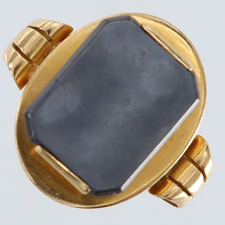 Ring med hematit stl:18½ bredd 18mm något lös sten Traxel Juvelatelje A W 18K Vikt: 7,6 g