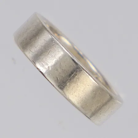 Ring stl:16½, bredd 5mm, repig, 925/1000 silver Vikt: 3,8 g