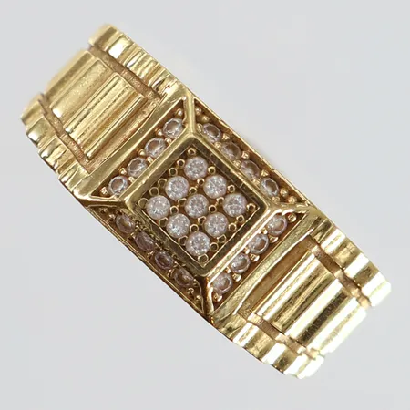 Ring med vita stenar stl:17¾ bredd 4,5-8,5mm urgrävd skena skev 18K. Vikt: 4,2 g
