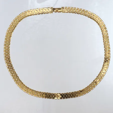 Collier med dekor längd 45cm bredd 9mm bucklig/skadad 18K.  Vikt: 39,4 g