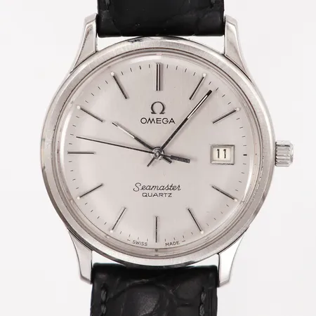 Herrur Omega Seamaster Quartz Ø35mm, kaliber:1342, datumfönster, armband Hirsch, utbytt krona, OBS! klockan tickar, behov av service när man ändrar tid hoppar endast timvisaren fem steg.