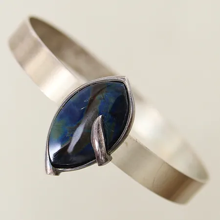 Stelt armband med labradorit Ø60mm bredd 7,8-29mm matt yta silver 925/1000 Vikt: 19 g på auktion i Solna hos Pantbanken Sverige
