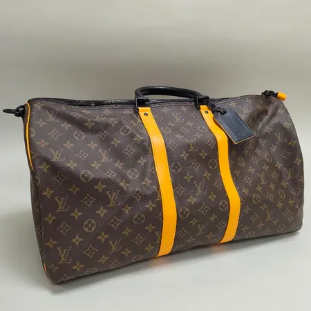 Väska Louis Vuitton Keepall 55 Bandouliere Radiant Sun, monogram canvas, modell M46702, 55x30x25cm, axelremsband, bagagetag, lås samt nycklar, kvitto 2023 London.