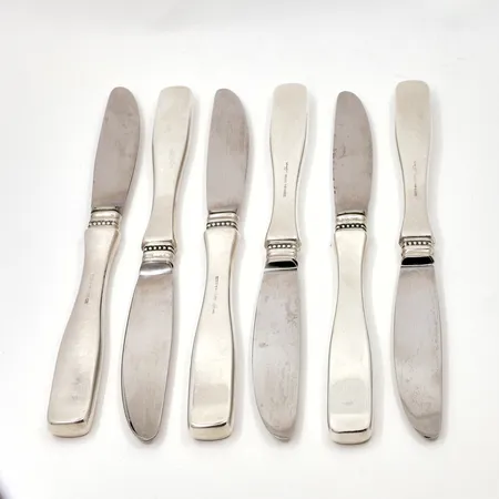 6 knivar modell Uppsala, längd: ca 18cm, blad i rostfritt stål, silver 830/1000 Brv: 349,1g Vikt: 349,1 g