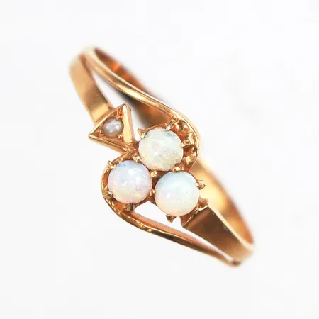 Ring med opaler, stl:16, bredd 1,6-7,2mm, något ojämn skena, 14K. Vikt: 1,2 g