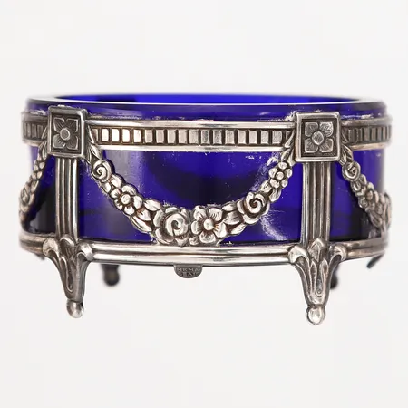 Saltkar med blå glasinsats längd 5,5cm, höjd 3cm, Mema, Lidköping, 1975, sterling Silver 925/1000, silvervikt 14,45 gram Vikt: 0 g