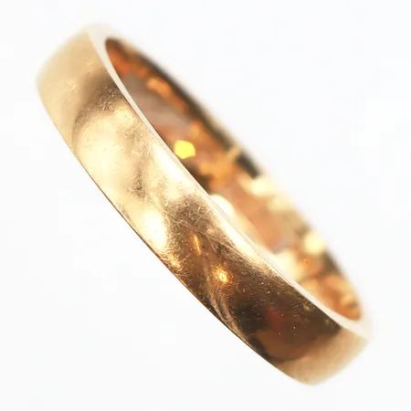 Ring slät, stl:18½, bredd ca 3,7mm, gravyr, 18K. Vikt: 5 g