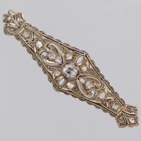 Brosch med gammalslipad diamant ca 0,14ct och rosenstenar med nagg, längd 45mm, bredd 13mm, vitguld, 14K  Vikt: 4,4 g