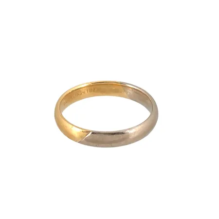 Ring i 18K guld, slitage, gravyr Vikt: 5 g