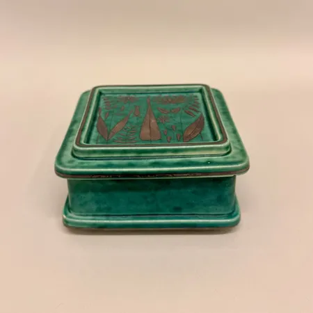 Ask med lock, Argenta 1229, Wilhelm Kåge, grönglaserat stengods med silverdekor, 10x10cm, höjd 5,5cm, nagg, Skickas med paket.