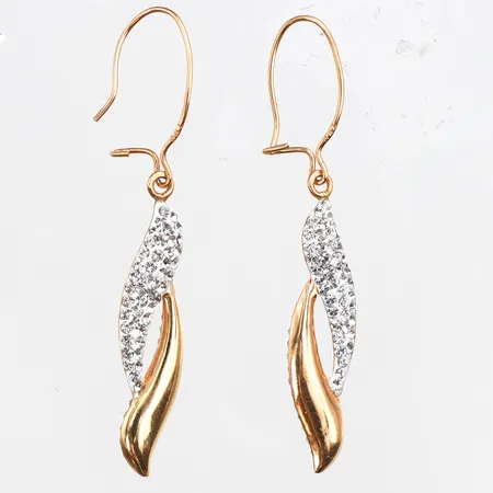 Örhängen med vita stenar, längd 39,1mm, bredd 2-6mm, krokar skeva/ojämna, 18K. Vikt: 1,1 g