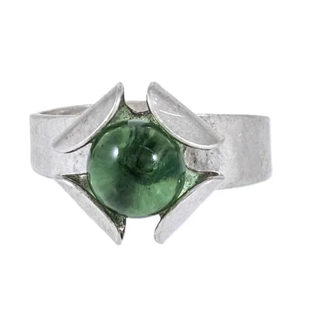 Ring med ljusgrön glaskula stl:17½ (öppen skena, justerbar i storlek), bredd 5,8-12,8mm, stämplad C10 (1977), HSG (Hedbergs Guld, Dalsjöfors), S, kattfot, silver 925/1000 bruttovikt 4,2g.