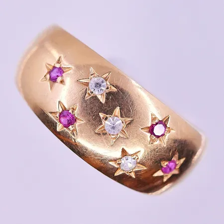 Ring med vita och cerise stenar stl:19 bred 5-9 mm graverad 18K. Vikt: 3,8 g