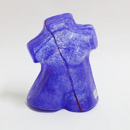 Skulptur Mats Jonsson Lindshammar 05, blåfärgat glas, höjd ca 11cm, etikettmärkt, signerad